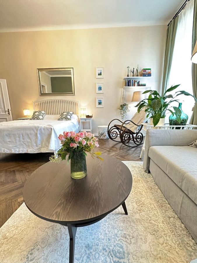 The Spot With Chair - Cozy Space Near Danube Apartman *