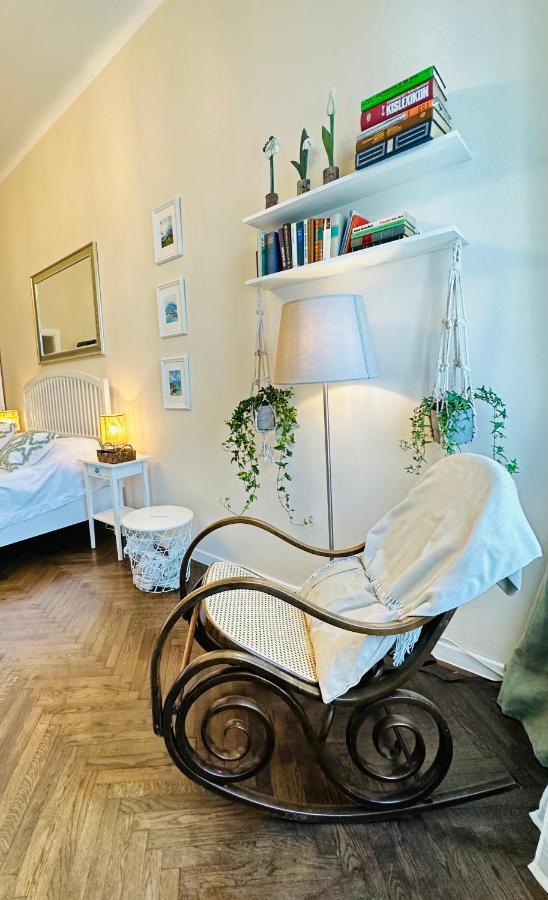 The Spot With Chair - Cozy Space Near Danube Apartman *