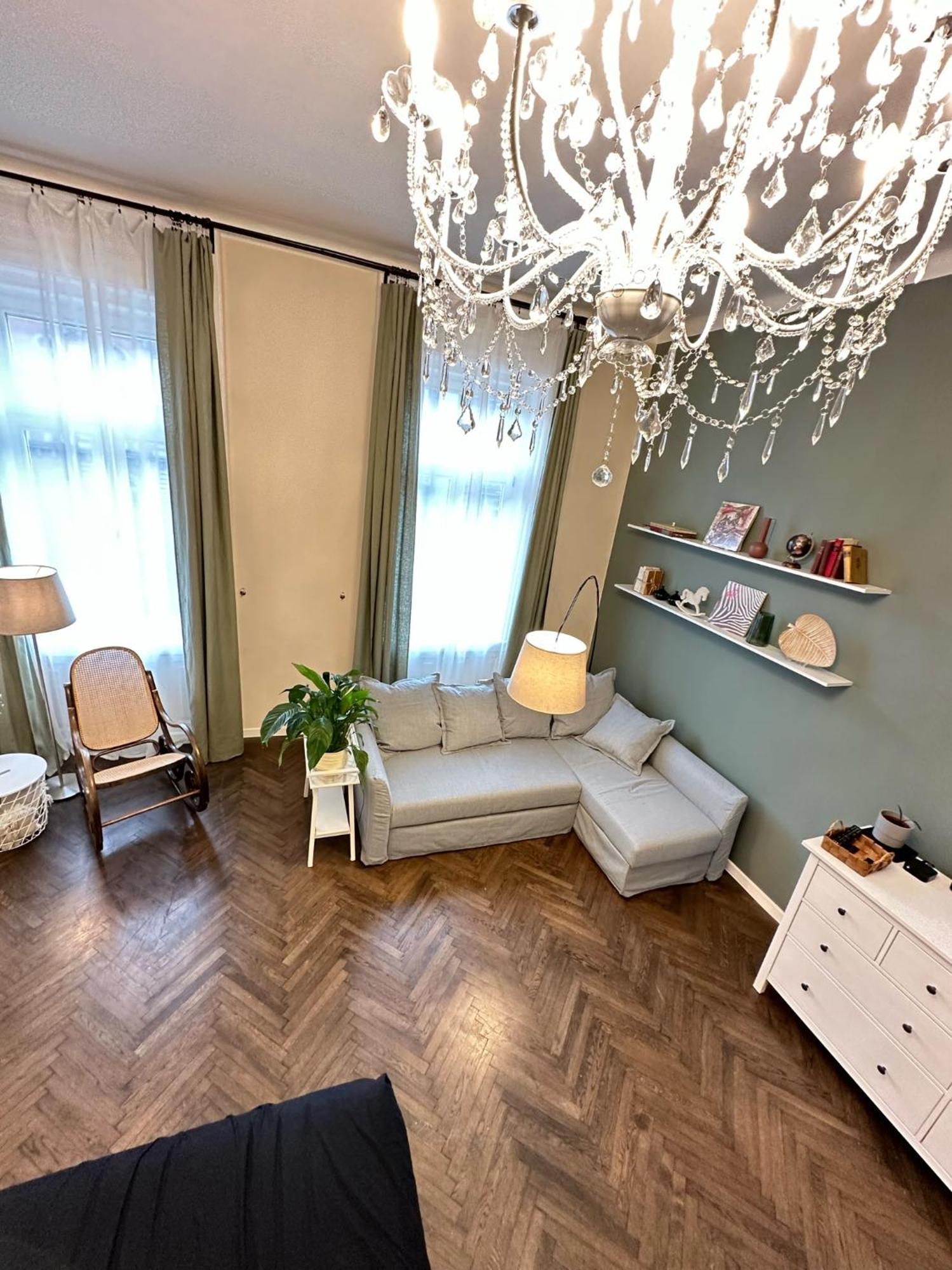The Spot With Chair - Cozy Space Near Danube Apartman