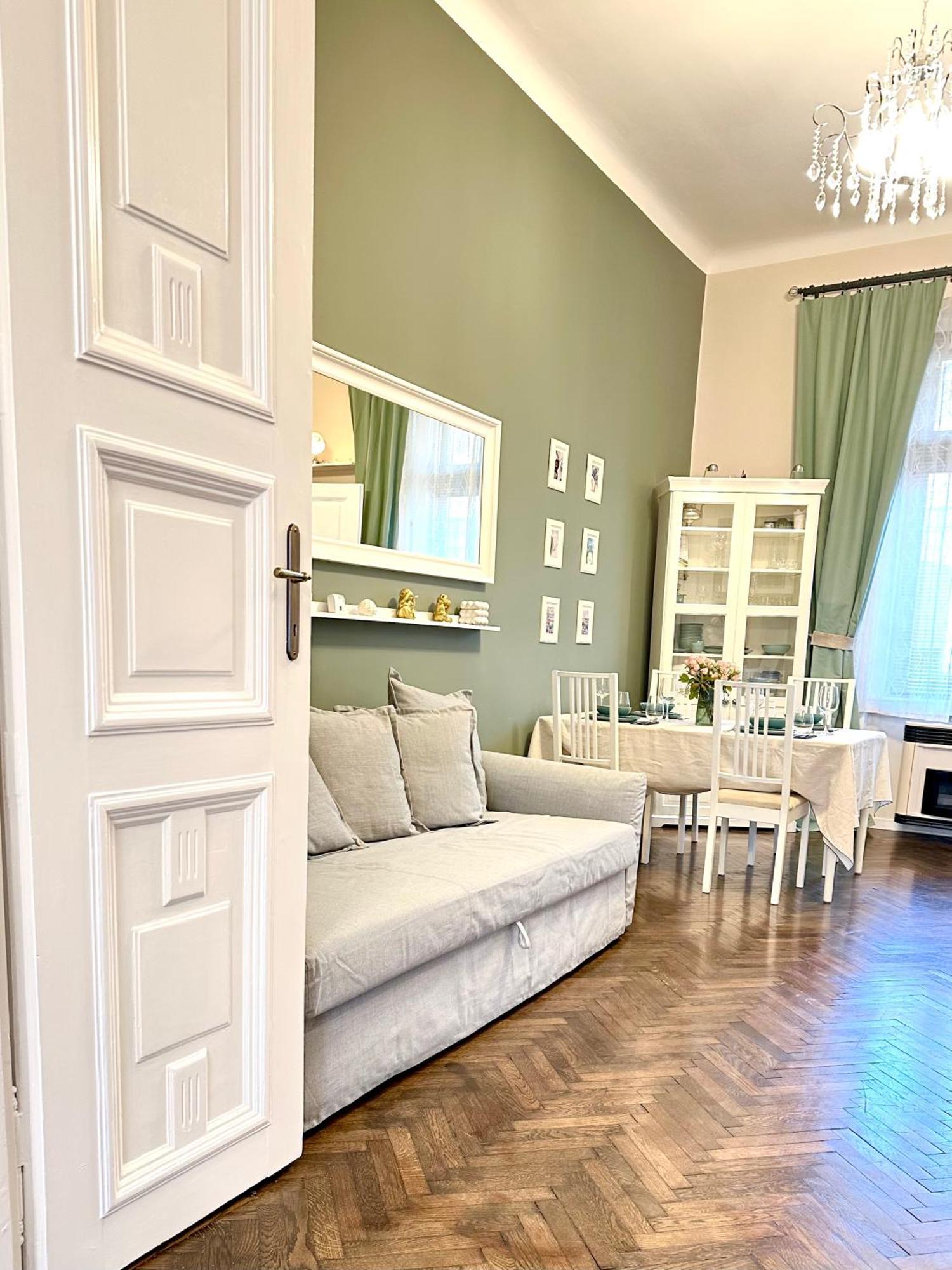 The Spot With Chair - Cozy Space Near Danube Apartman